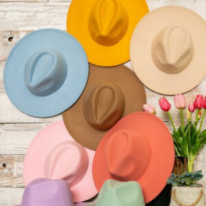 A VINTAGE PLAIN FEDORA HAT